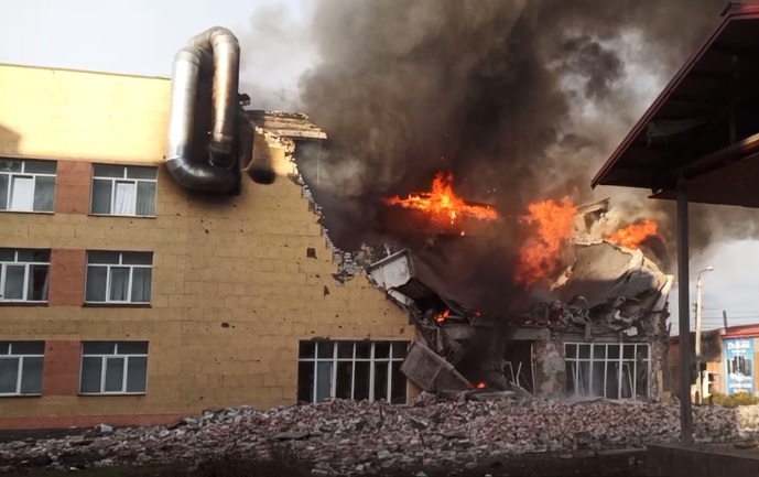 Оккупанты разрушили здание Бахмутского колледжа искусств: сгорели концертный и спортивный залы (ВИДЕО)