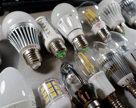 С 1 января каждый совершеннолетний украинец на “Укрпочте” может обменять до 5 ламп накаливания на новые светодиодные, — правительство