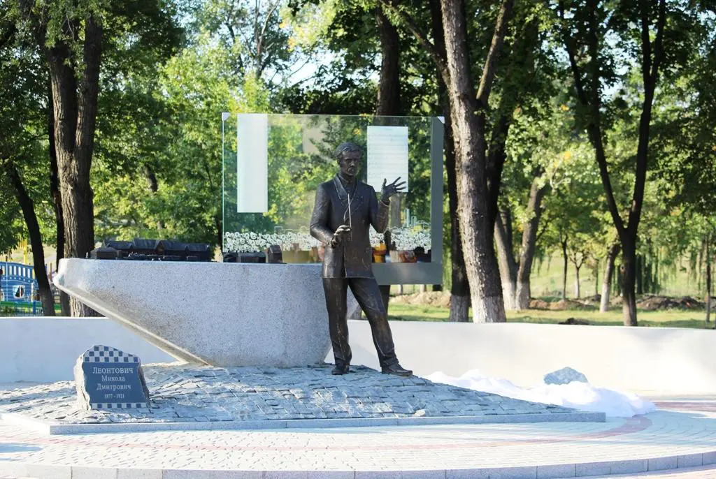 Пам'ятник українському композитору Миколі Леонтовичу в Покровську