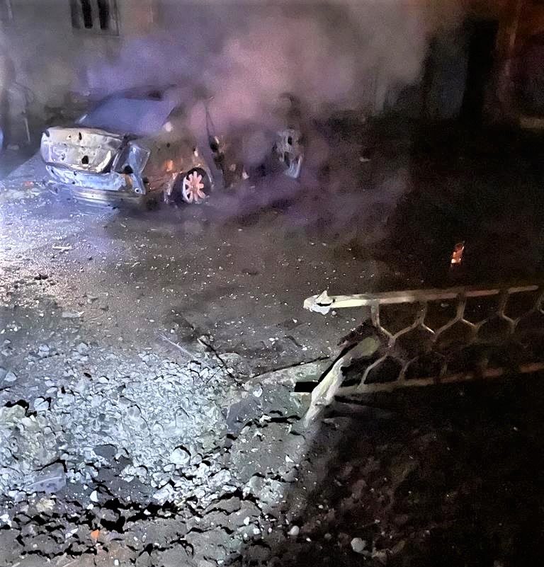 горить цивільна машина після обстрілу в Донецькій області 2