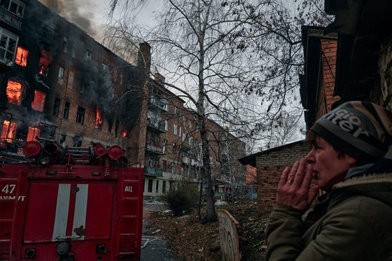 “З Бахмута роблять другий Маріуполь”. Фотожурналісти показали апокаліптичні кадри з центра міста (ФОТО)