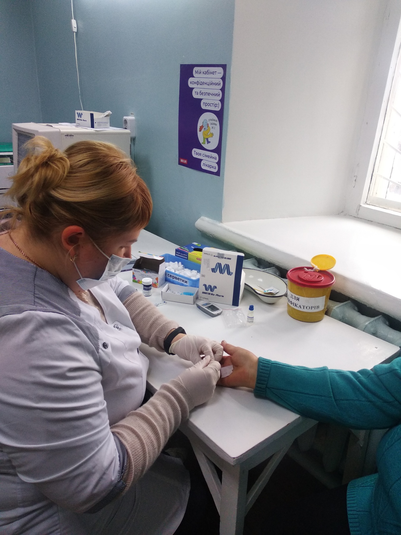 медсестра робить пацієнту тест на ВІЛ