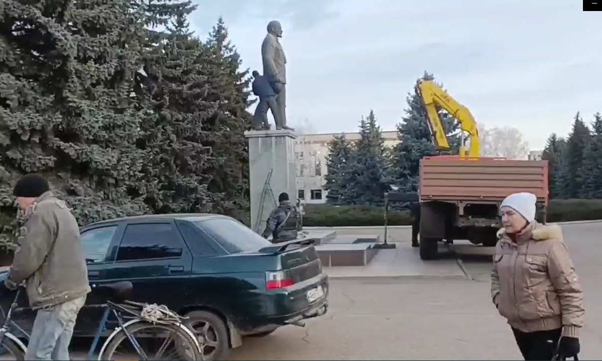 місцеві жителі проходять повз пам'ятника Леніну, який повернули окупанти у Світлодарську