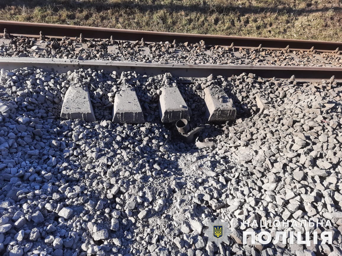 нерозірваний снаряд армії Росії біля залізничних рейок в Донецькій області