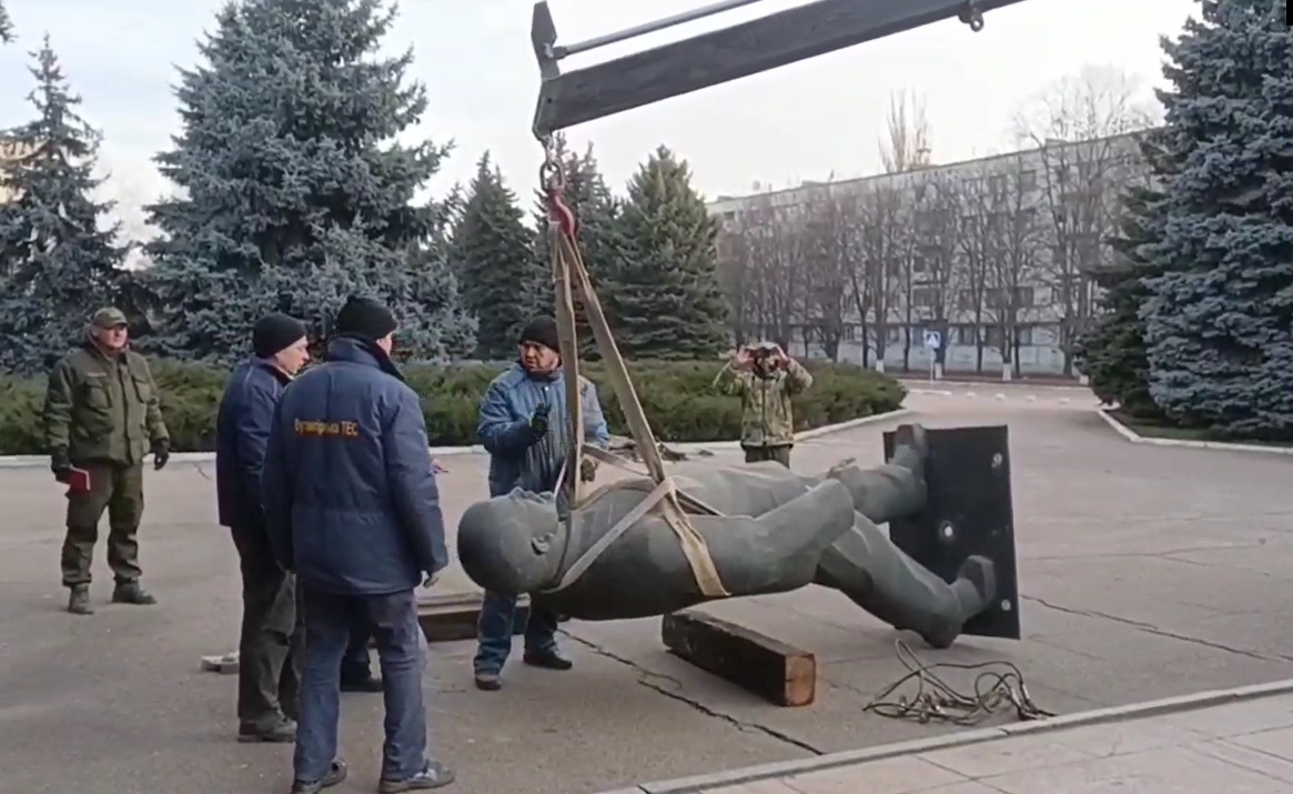 окупанти Світлодарська повертають пам'ятник Леніну на постамент