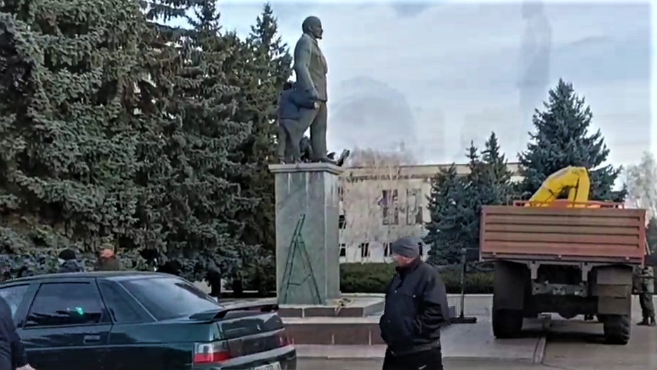 У Світлодарську окупанти повернули на постамент у центрі міста пам’ятник Леніну (ФОТО, ВІДЕО)
