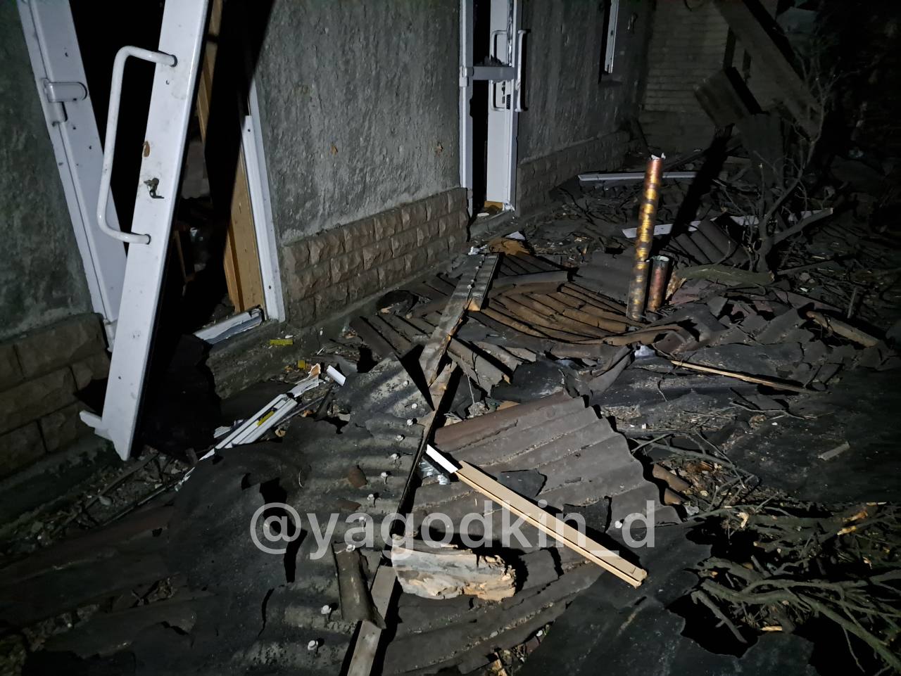 В Донецьку пролунали вибухи в будівлі “поліції”. Постраждали рятувальники 2
