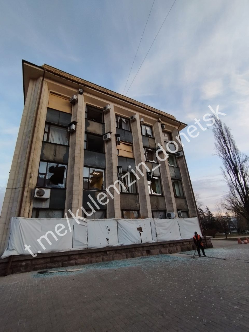 В Донецьку пролунали вибухи в будівлі “поліції”. Постраждали рятувальники 3