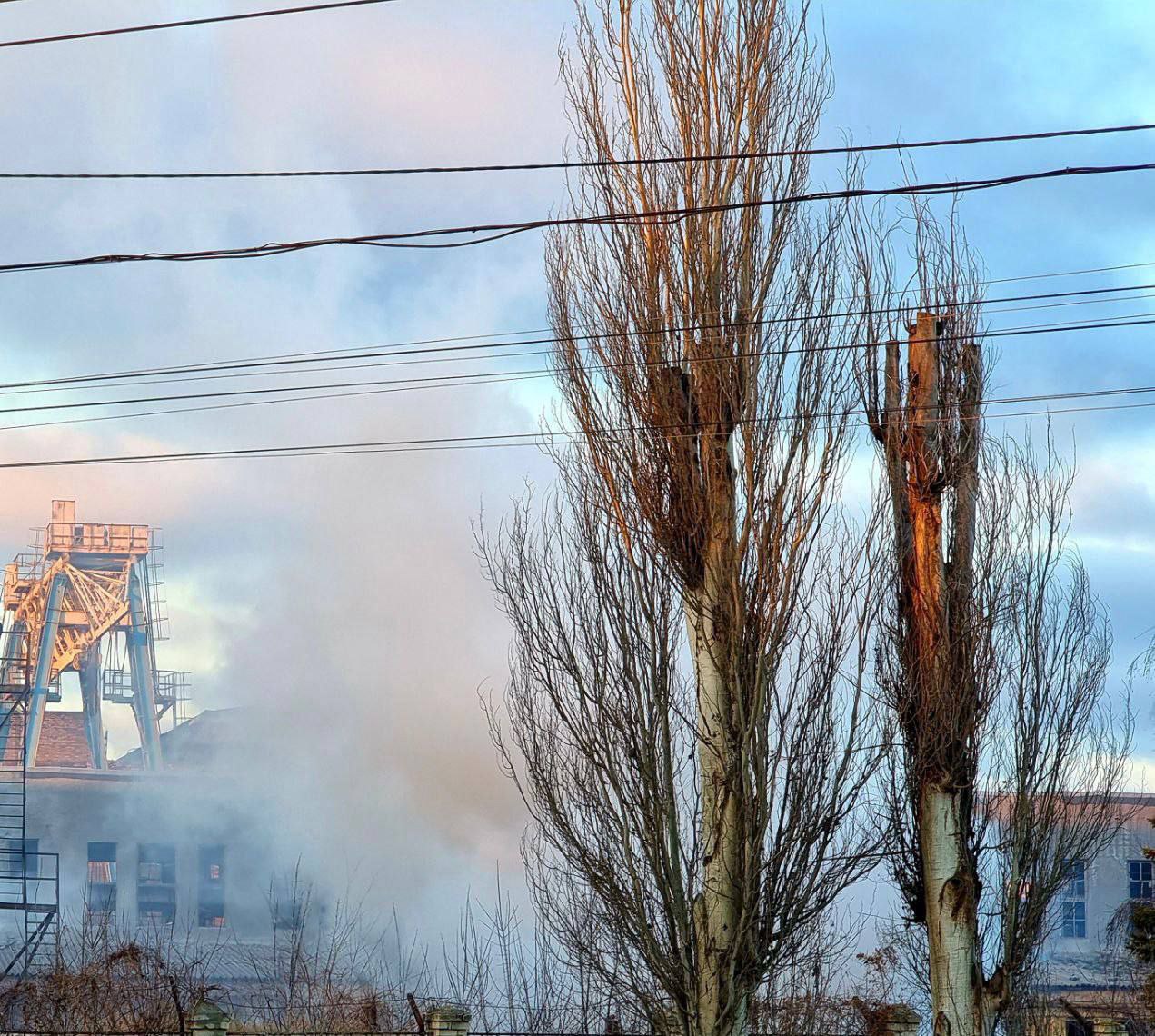 Окупанти 4 ракетами вгатили по Краматорську, почалась пожежа. Постраждалих немає (ВІДЕО, ФОТО) 1