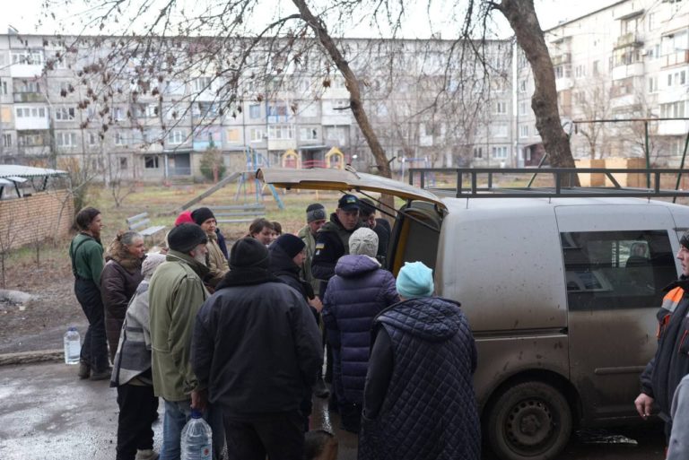 Росіяни обстріляли рятувальників, які привезли гуманітарну допомогу в Бахмут (ФОТО)