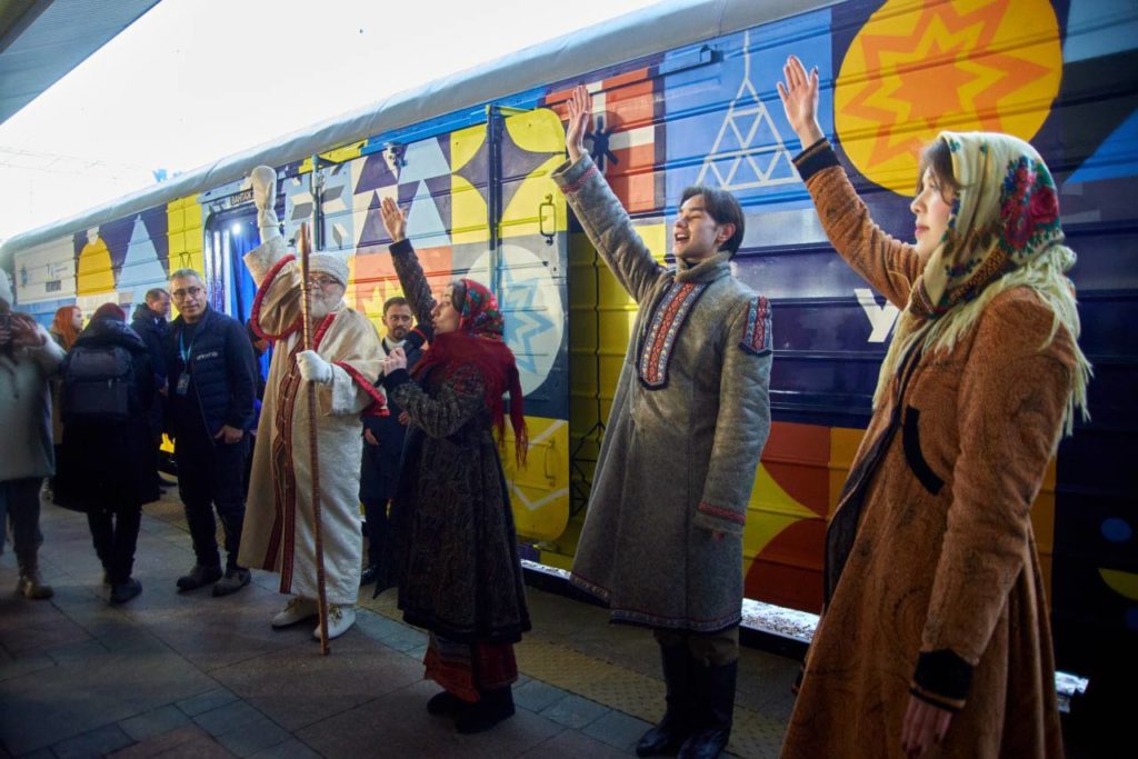 Поезд святого Николая 5 дней будет возить подарки детям в прифронтовых регионах Украины