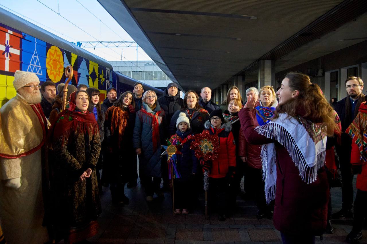 Поїзд святого Миколая 5 днів возитиме подарунки дітям у прифронтових регіонах України 3