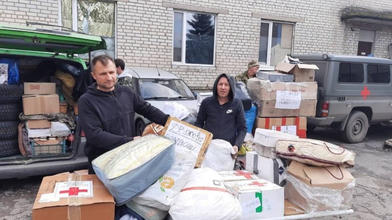 Від пиріжків до автівок: яку допомогу волонтери збирають для бійців на сході та хто їм з цим допомагає (ФОТО, ВІДЕО)