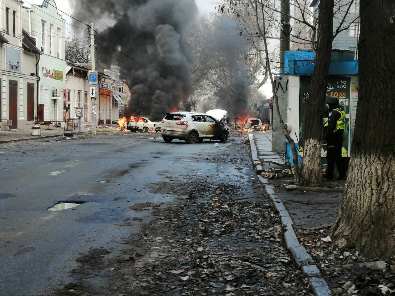 Російська армія масовано вгатила по центру Херсона: 7 людей загинули, ще 58 дістали поранень (ФОТО, ВІДЕО) 4