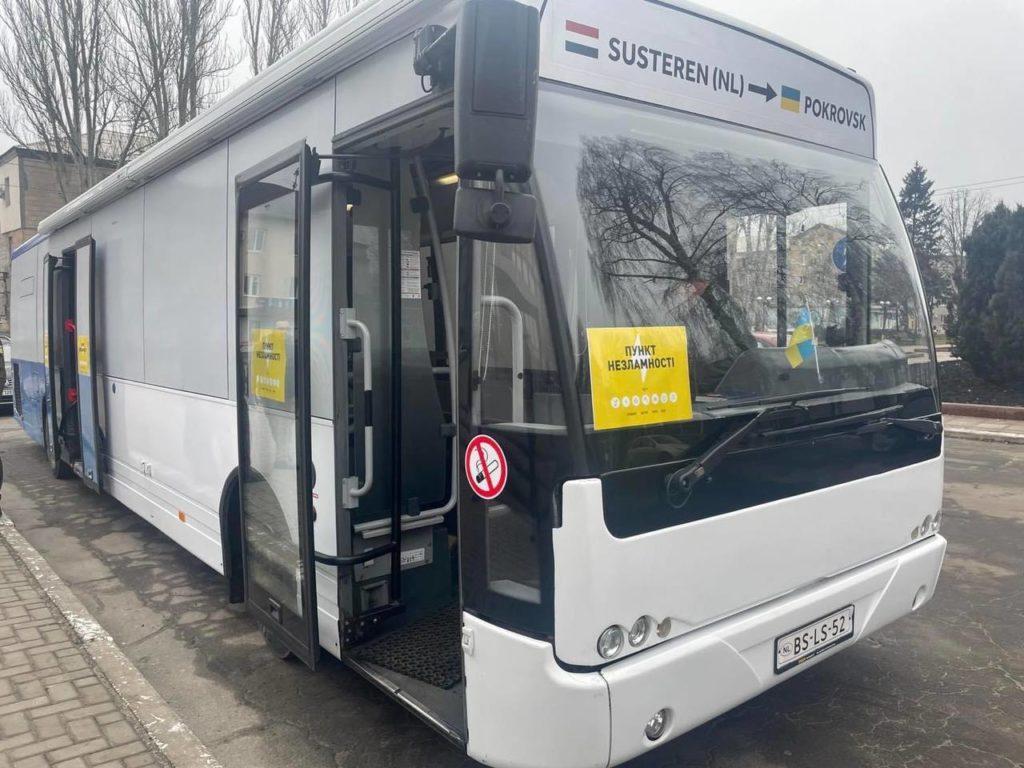 Підприємець з Нідерландів зробив з автобуса “пункт незламності” та привіз його у Покровськ