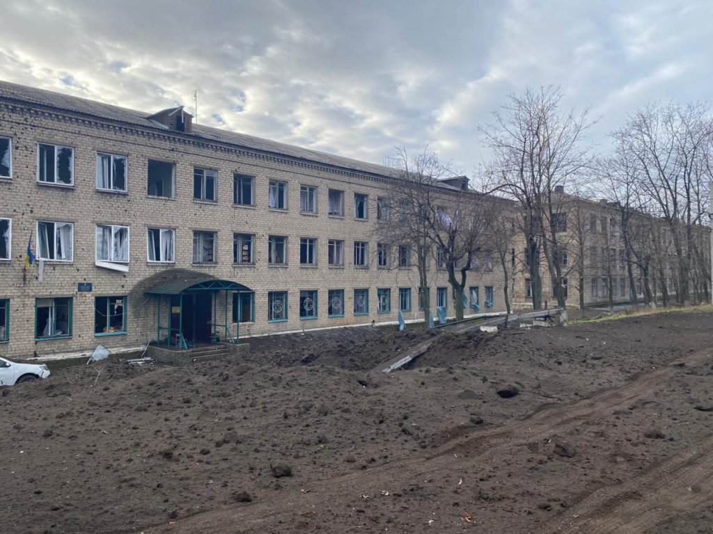 Российская армия ударила по общежитию и интернату в Константинове. Есть раненый