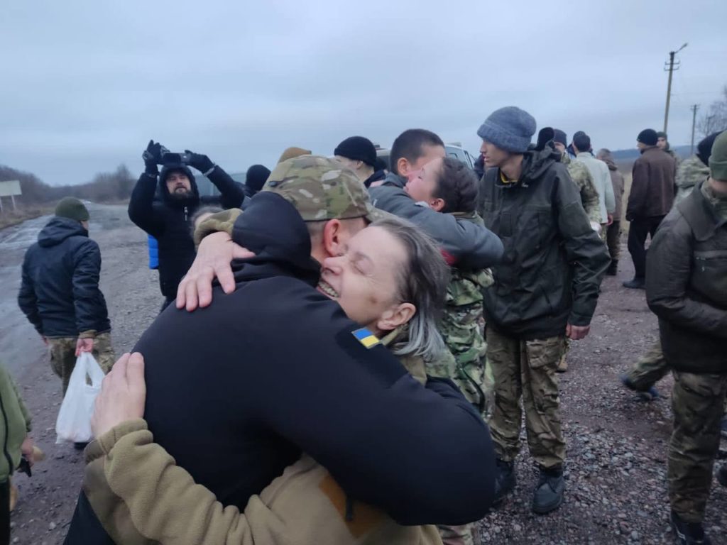 Україна повернула з полону 140 військових. Серед них є оборонці Бахмута, — Офіс президента (ФОТО, ВІДЕО)