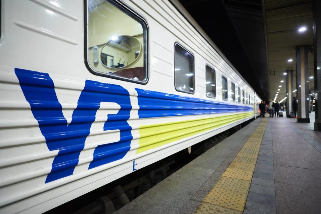 Потяг з Києва до Краматорська затримується на понад 2,5 години через ракетні атаки росіян, — Укрзалізниця