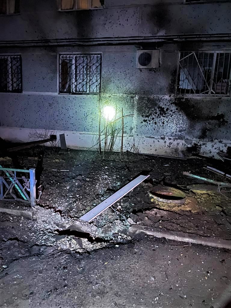 пошкоджений багатоквартирний будинок після обстрілу в Кураховому