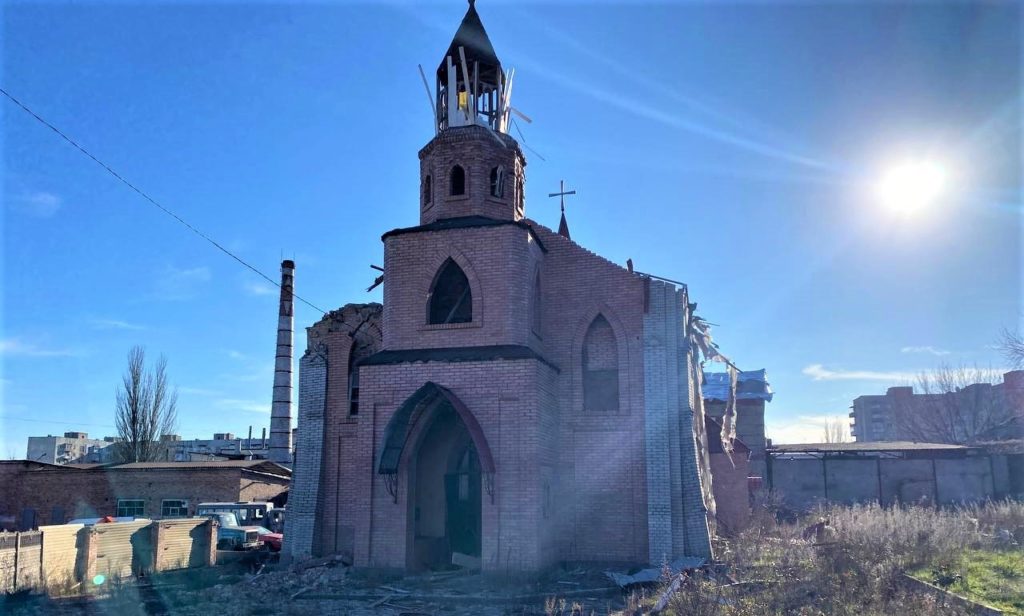 В Бахмуте оккупанты обстреляли католический костел и церковь “Слово жизни”, есть повреждения (ВИДЕО)