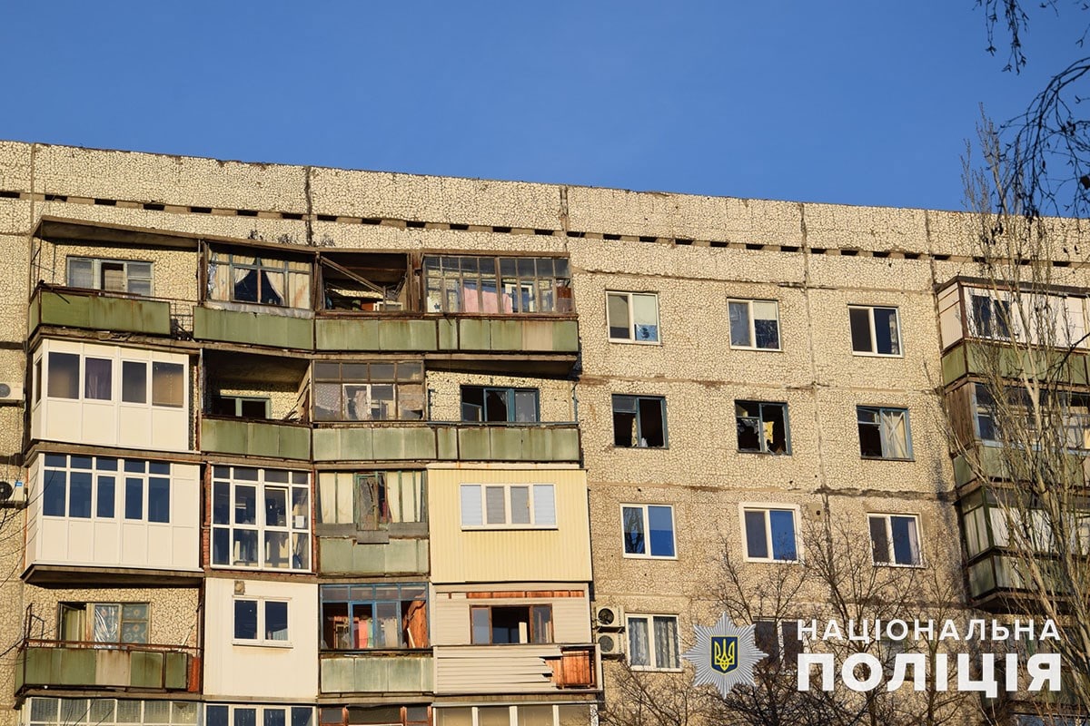 пошкоджений обстрілом РФ багатоквартирний будинок у Донецькій області