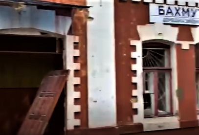 В Бахмуте оккупанты повредили старинное здание железнодорожного вокзала. Какова история этого памятника (ФОТО, ВИДЕО)
