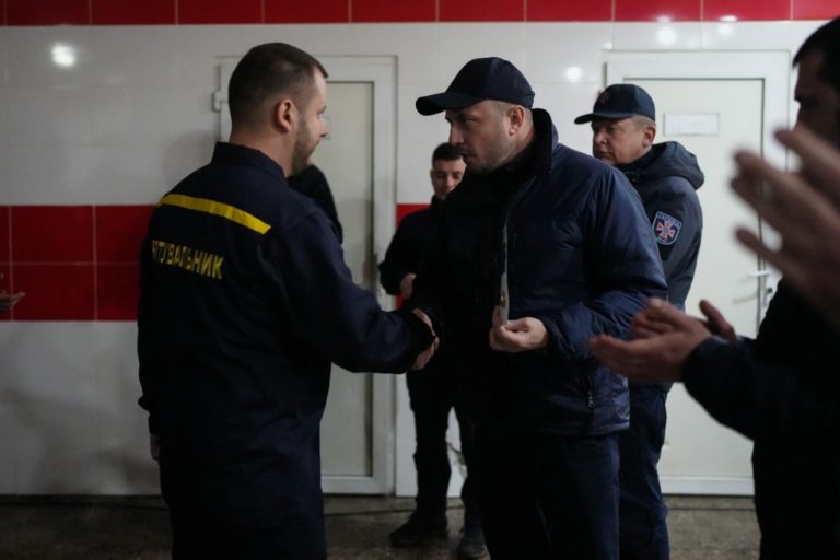 5 рятувальників з Бахмута отримали відзнаки ДСНС за героїзм (ФОТО)