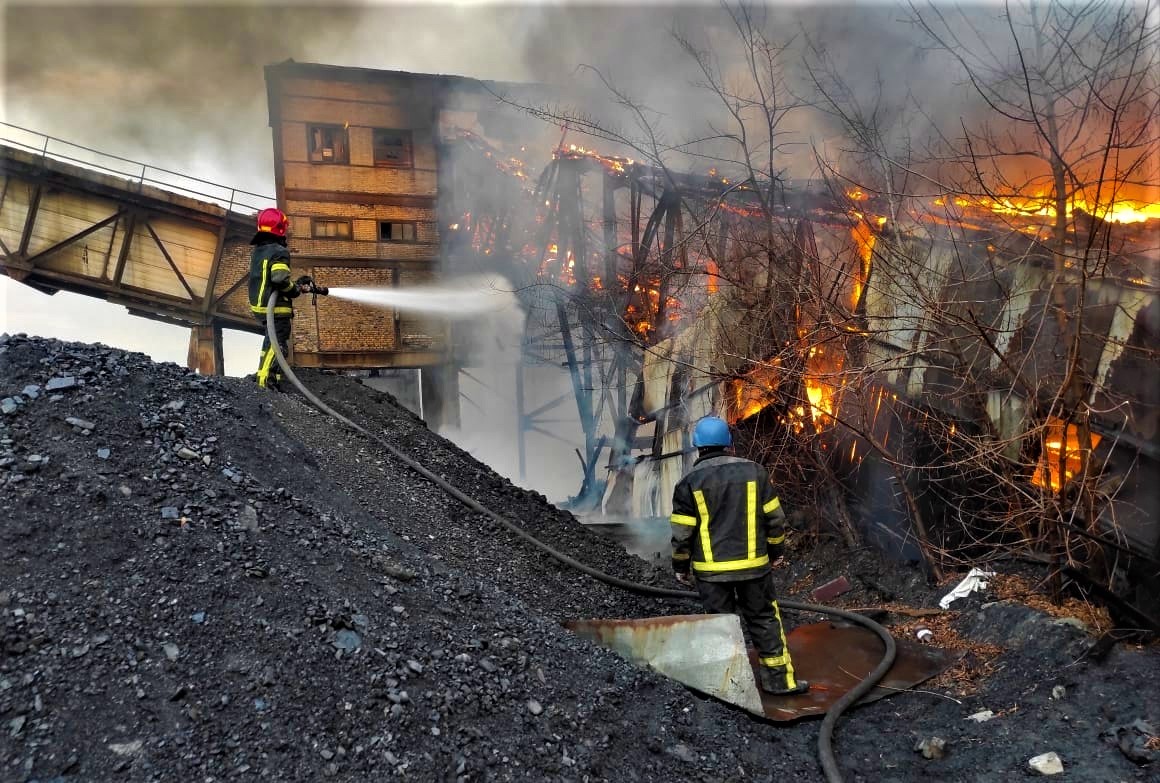 рятувальники гасять пожежу на збагачувальній фабриці у Торецьку 3