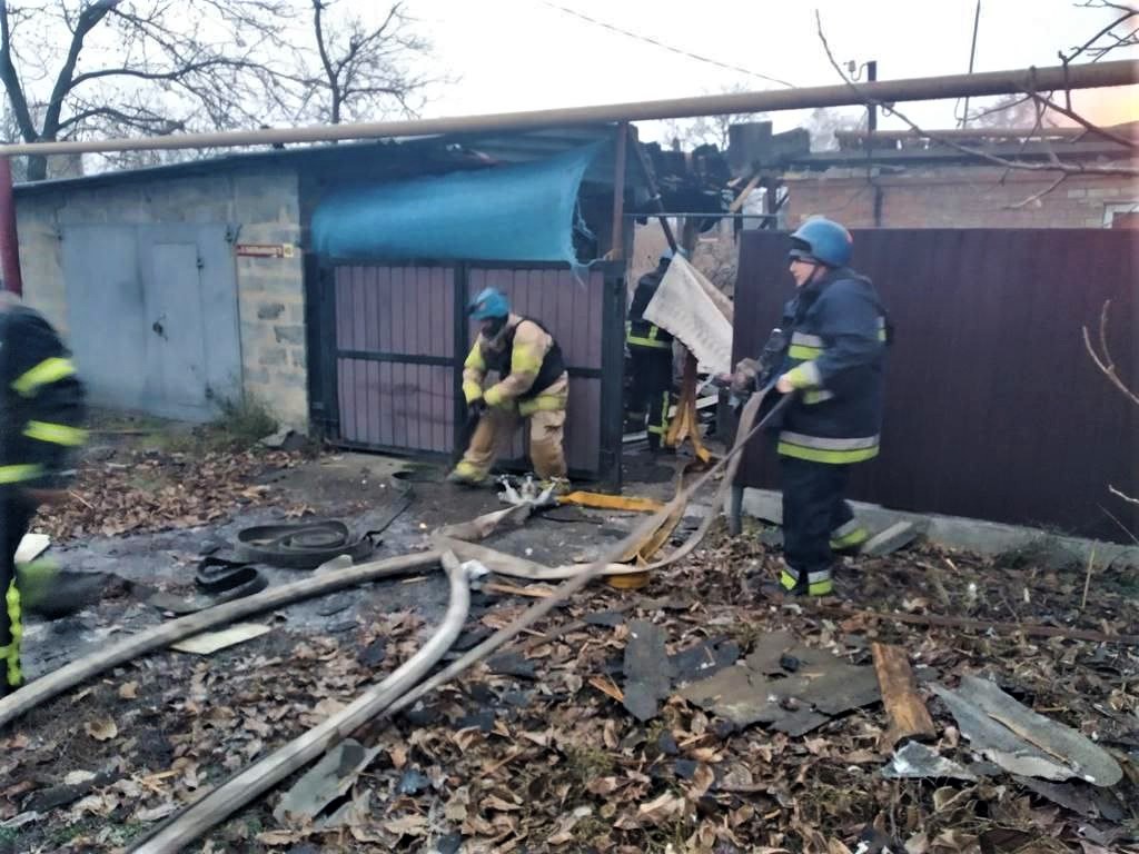 рятувальники гасять пожежу у приватному будинку в Донецькій області 2