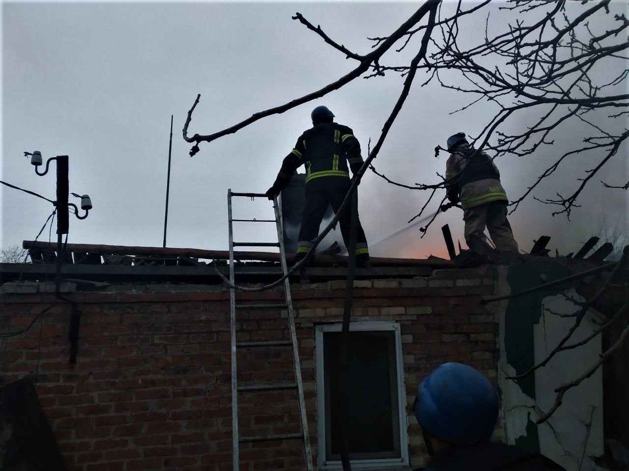 рятувальники гасять пожежу у приватному будинку в Донецькій області