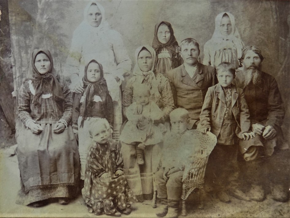старовинне фото російської родини на Донбасі