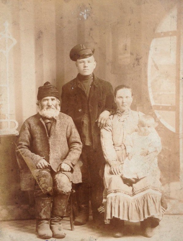 старовинне фото російської родини на Донеччині