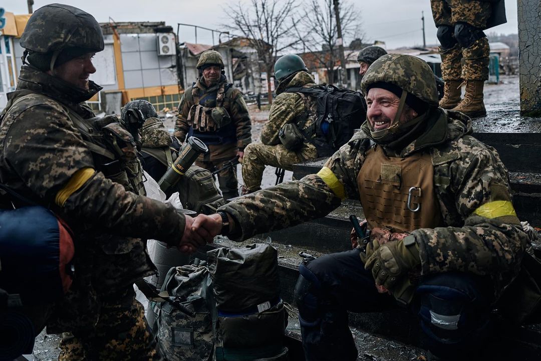 українські військові у центрі міста біля першої лінії оборони