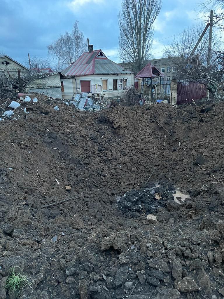 вирва після обстрілу росіян біля приватного будинку в Донецькій області 3