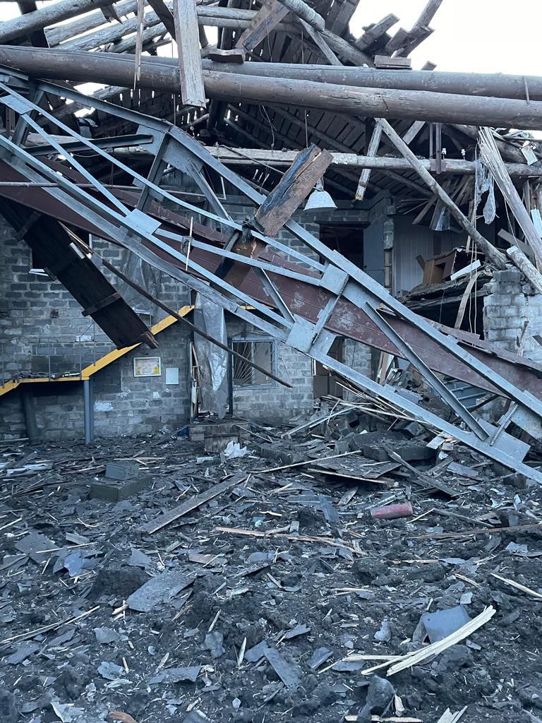 зруйнована адміністративна будівля у Донецькій області 3