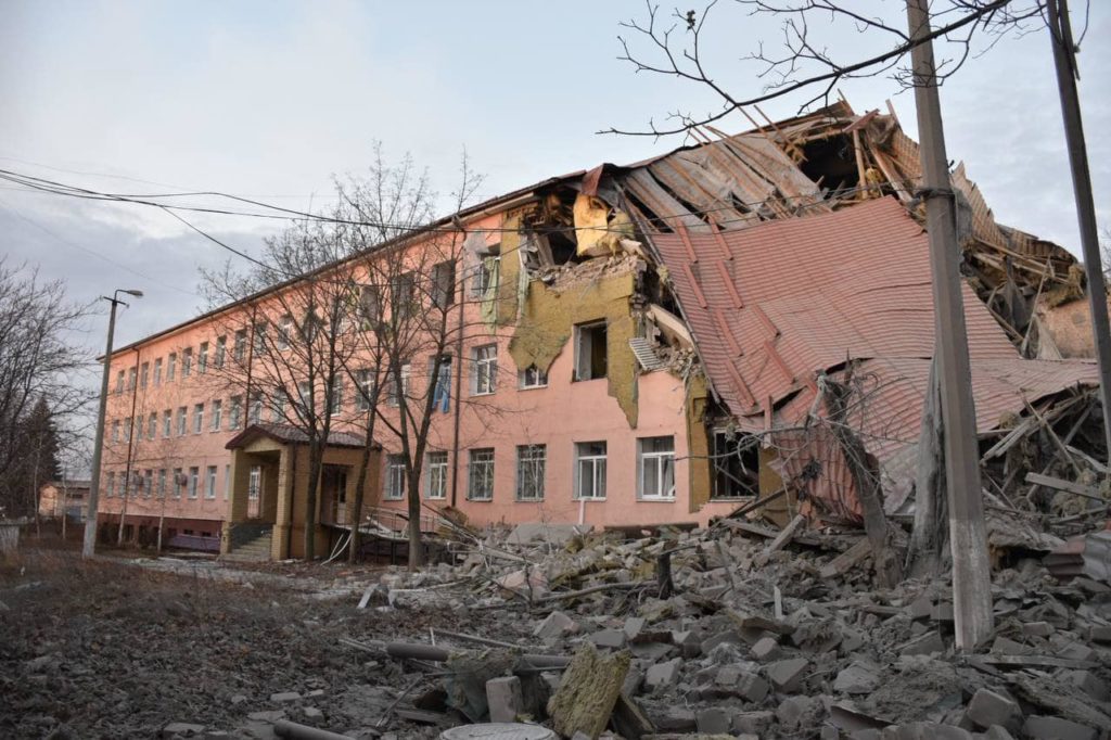 Окупанти обстріляли Краматорськ та Курахове, постраждали школа, підприємство та житлові будинки (ФОТО)