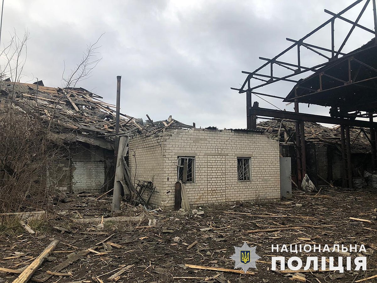 зруйнована російським обстрілом господарча будівля в Донецькій області