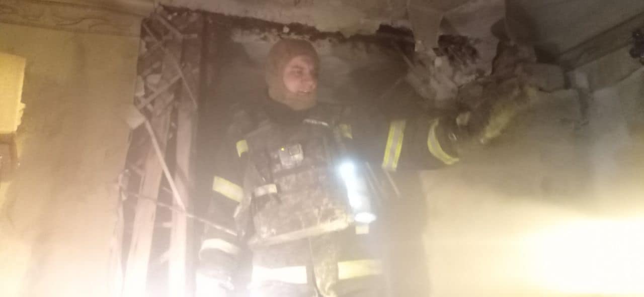 В Торецке пожарные спасли из горящей квартиры двух мальчиков, мужчину и женщину (ФОТО) 1
