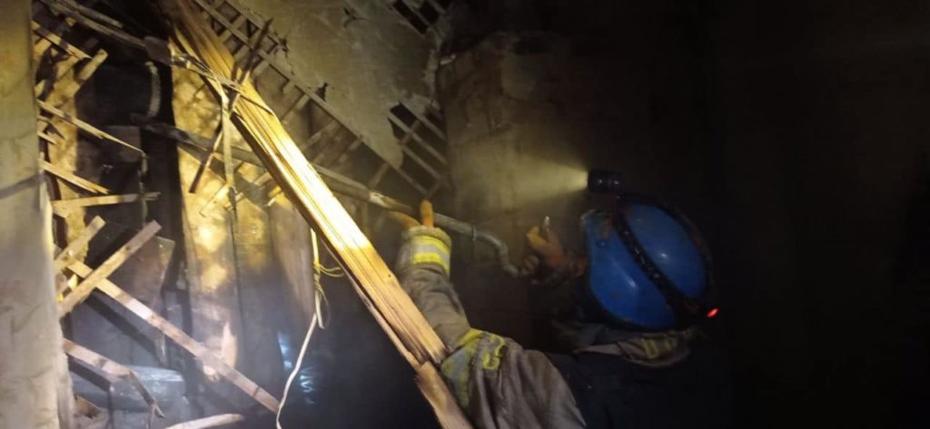 В Торецке пожарные спасли из горящей квартиры двух мальчиков, мужчину и женщину (ФОТО)