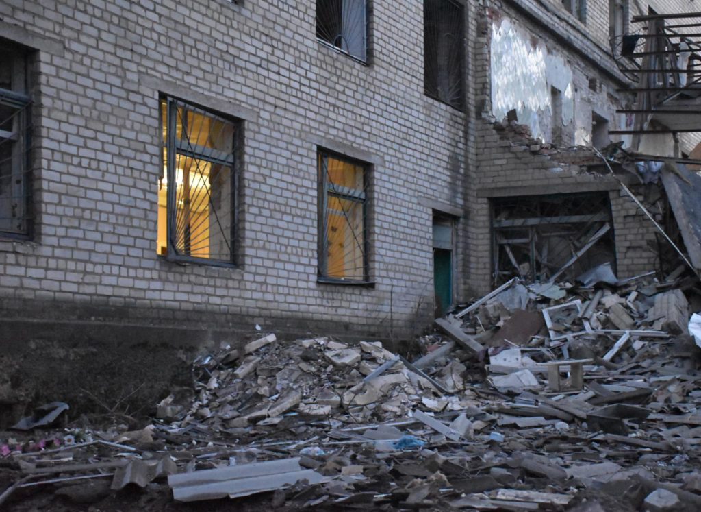 Оккупанты обстреляли здание медучреждения и частные дома в Краматорске (фото)