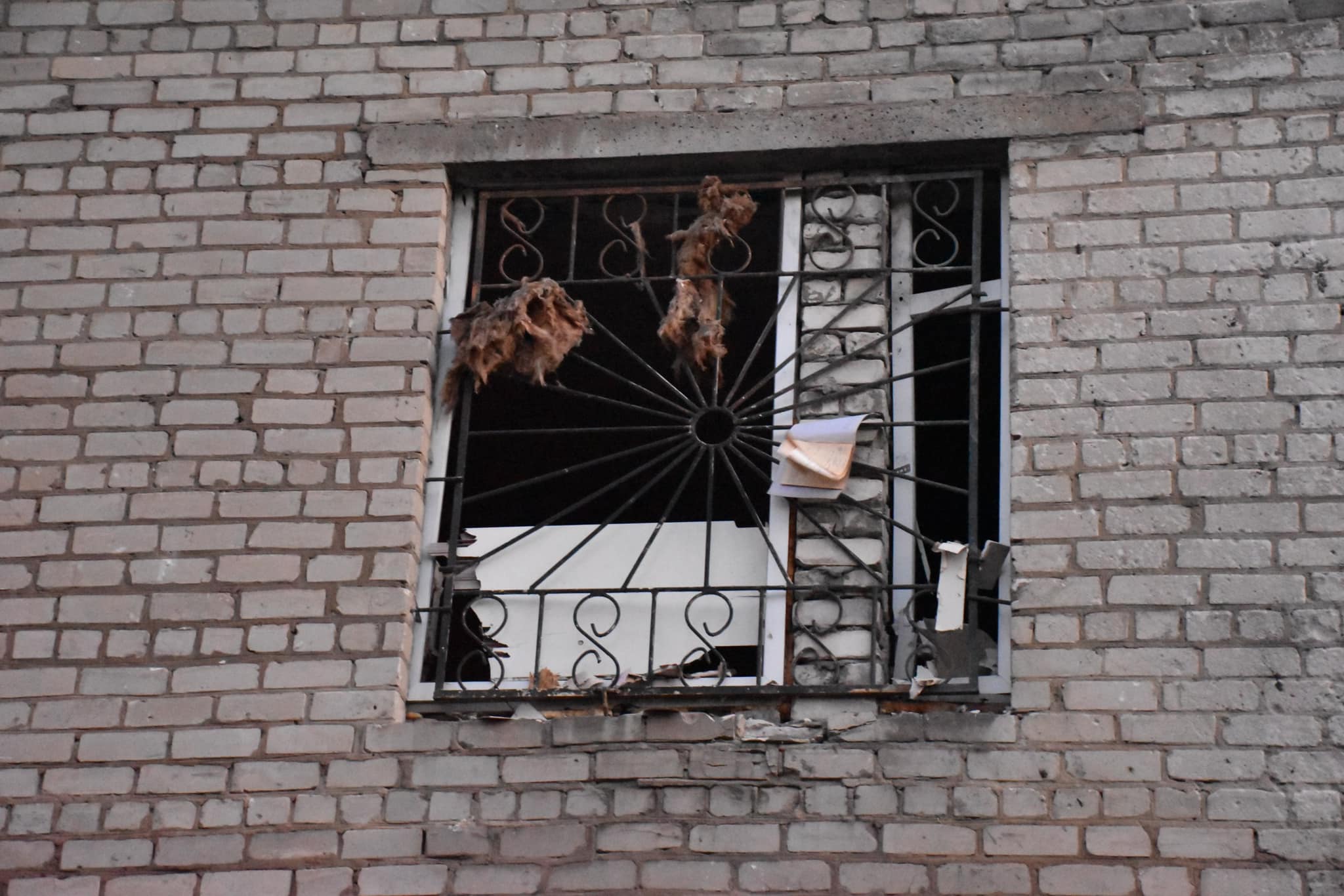 Оккупанты обстреляли здание медучреждения и частные дома в Краматорске (фото) 2