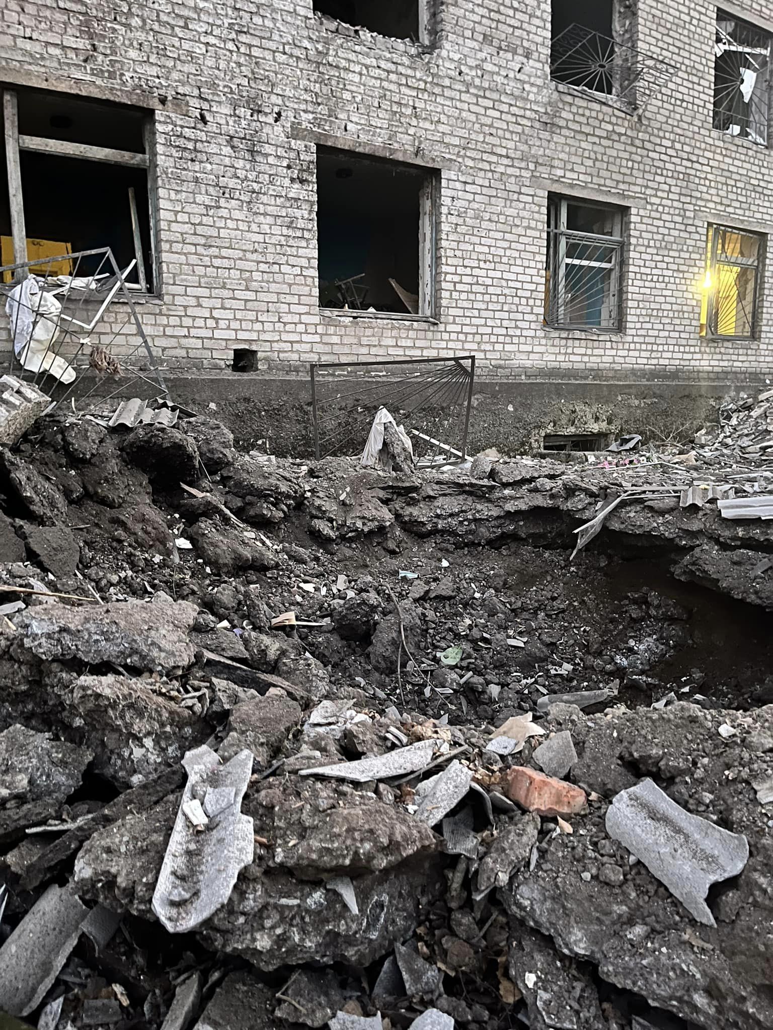 Окупанти вгатили по будівлі медзакладу та приватних будинках у Краматорську (фото) 4