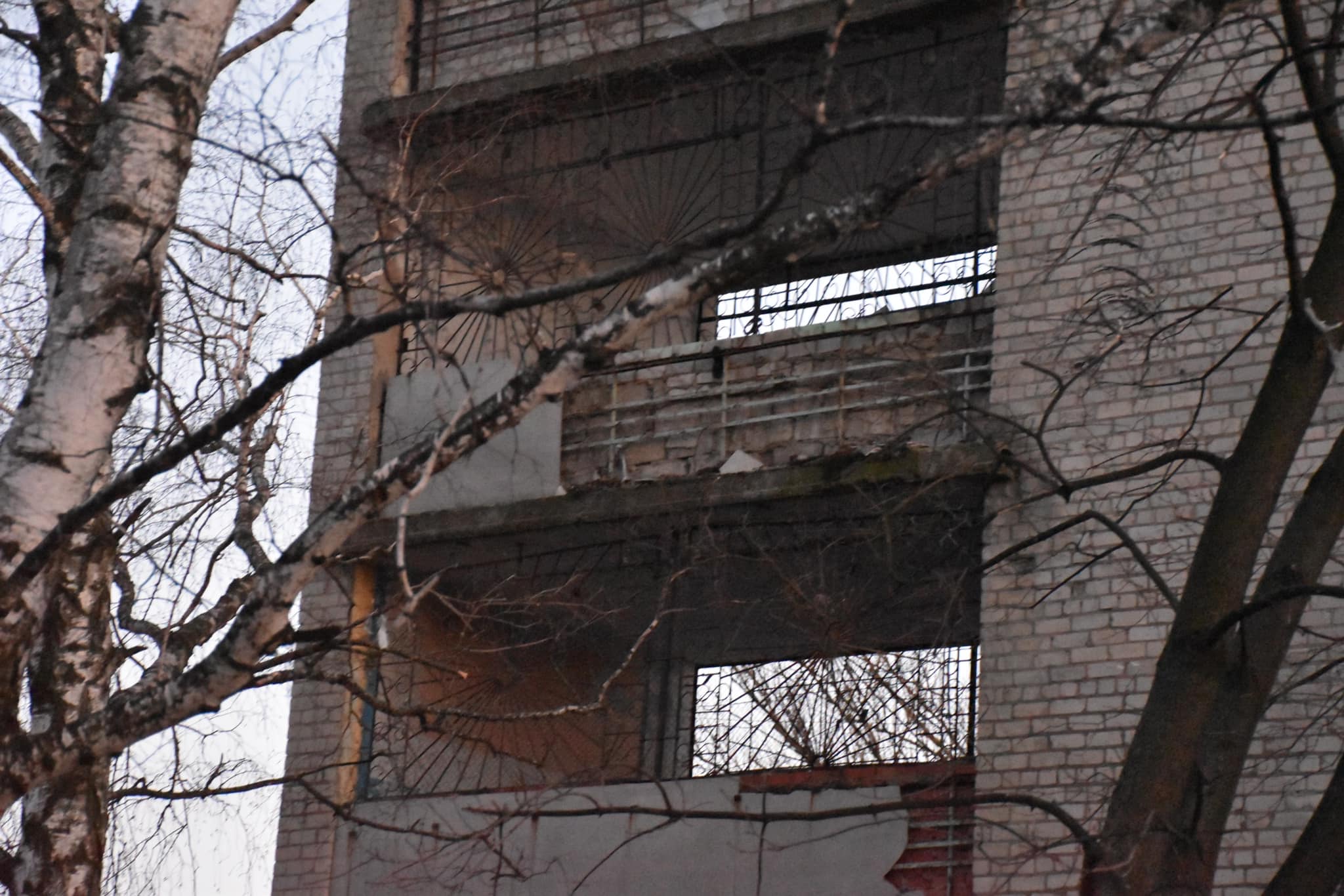 Окупанти вгатили по будівлі медзакладу та приватних будинках у Краматорську (фото) 3