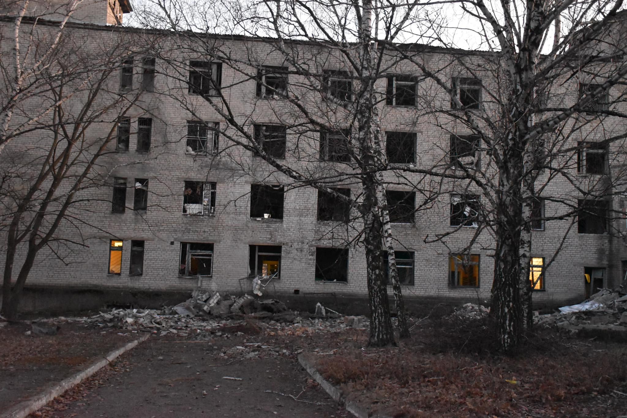 Окупанти вгатили по будівлі медзакладу та приватних будинках у Краматорську (фото) 1