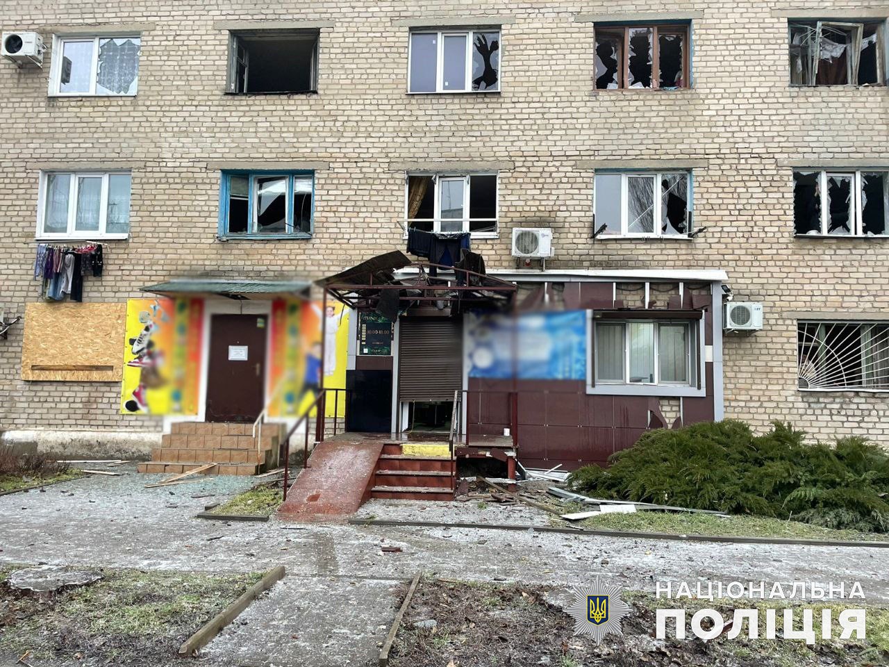 На Донеччині за добу окупанти обстріляли житлові будинки, лікарні, готель та банк: загинули 4 людей, ще 17 поранені 1