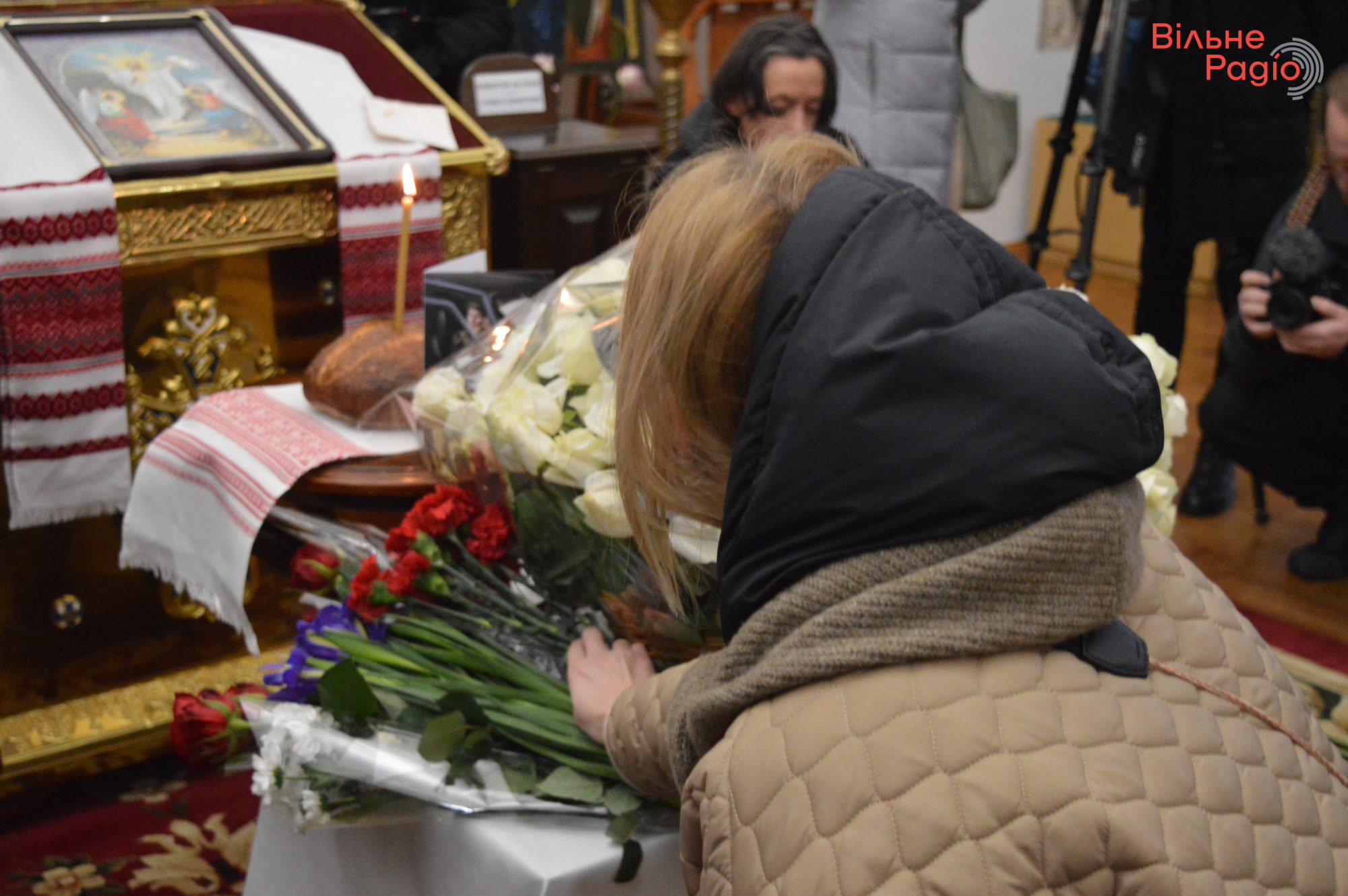 У Києві попрощалися з убитим у Соледарі британським волонтером (фоторепортаж) 9
