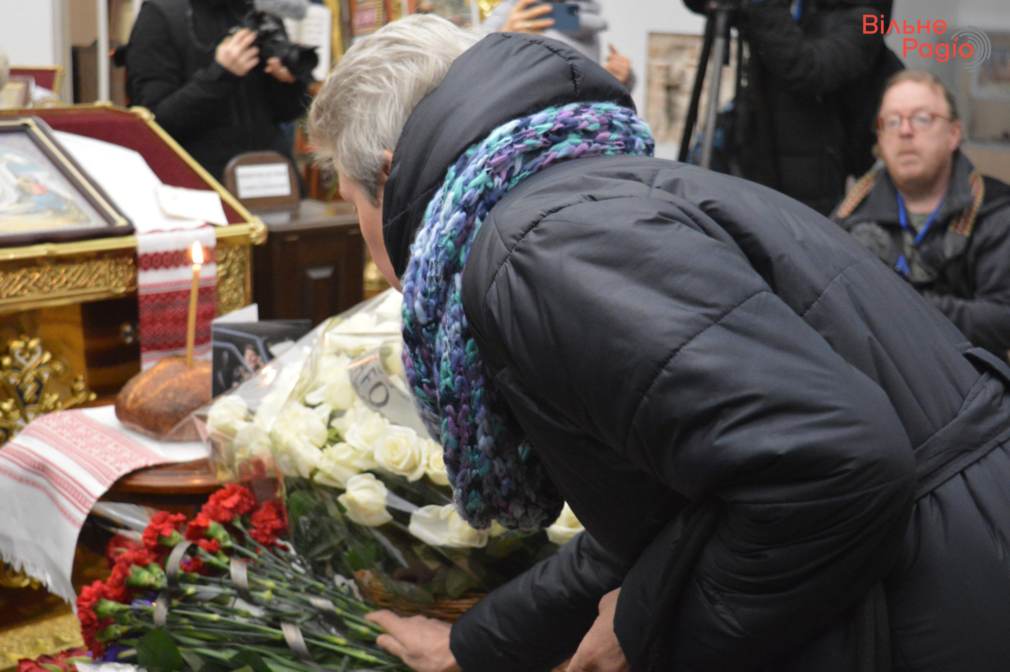 У Києві попрощалися з убитим у Соледарі британським волонтером (фоторепортаж) 10