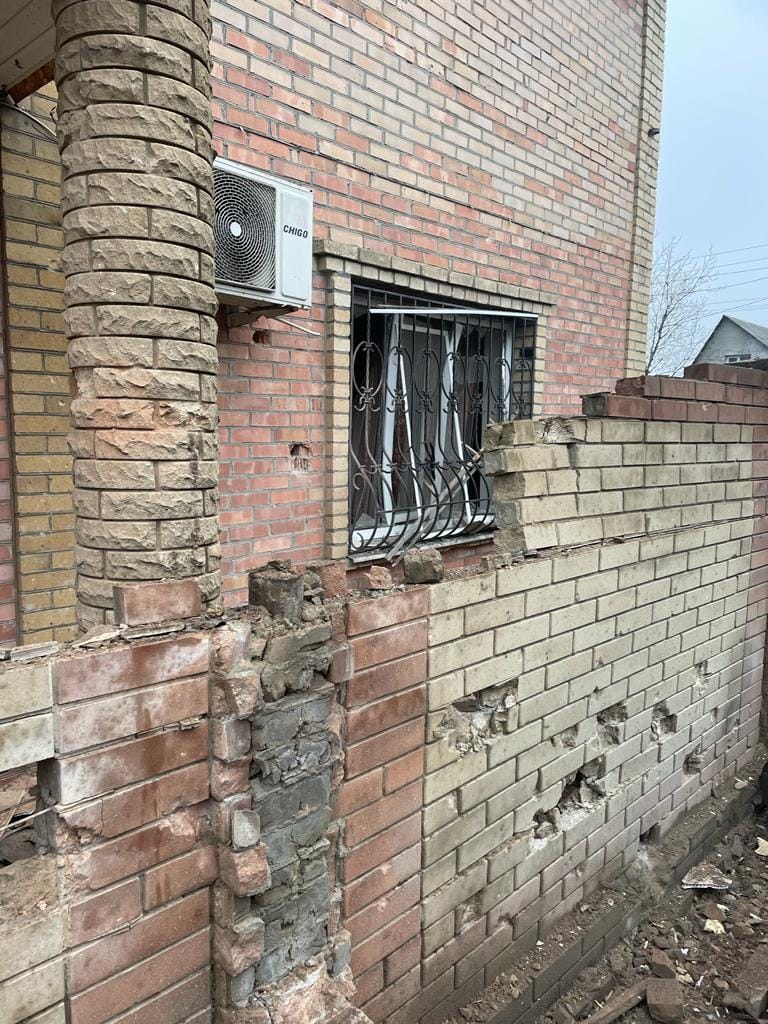 Доба на Донеччині: окупанти поранили трьох цивільних, під вогнем — будинки місцевих і шахтні будівлі (зведення) 5