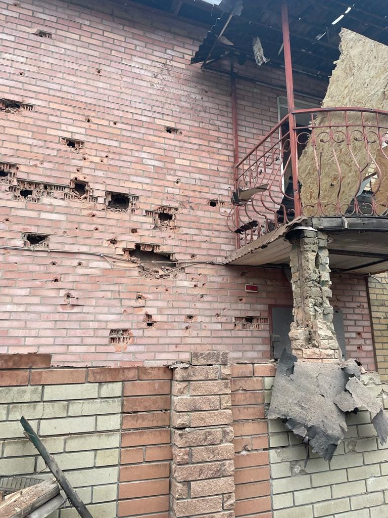 Доба на Донеччині: окупанти поранили трьох цивільних, під вогнем — будинки місцевих і шахтні будівлі (зведення) 7