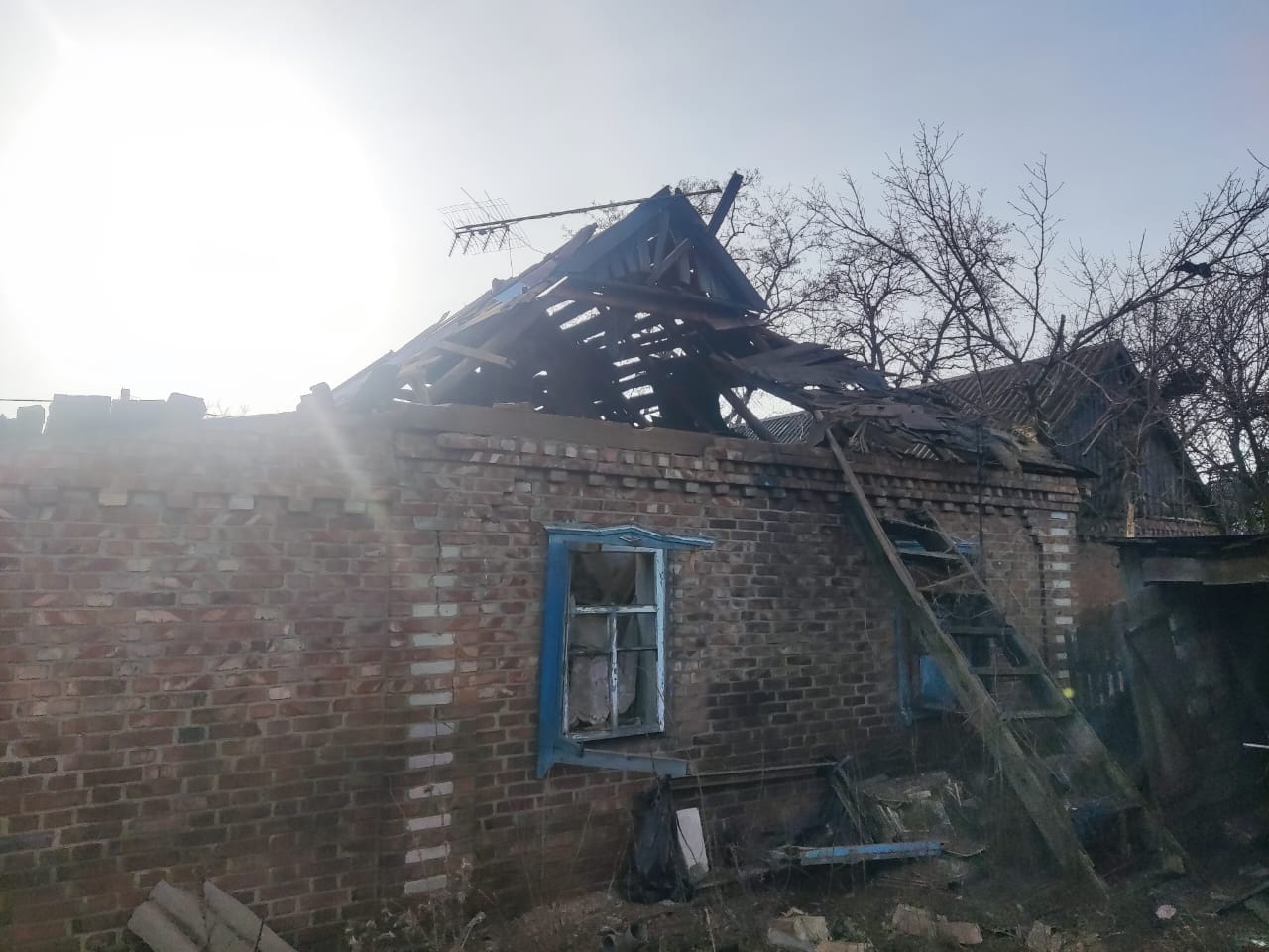 Сутки в Донецкой области: оккупанты попали в школу и больницу, погибли двое гражданских (сводка) 2